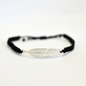 Το βραχιόλι φτερό συμβολίζει ελευθερία και έμπνευση. Κατασκευασμένο από ασήμι 925° και δεμένο με μαύρο κορδόνι macrame, είναι χειροποίητο, ανθεκτικό και ρυθμιζόμενο. Unisex σχεδιασμός, ταιριάζει με casual αλλά και πιο boho εμφανίσεις. Ελαφρύ και ευκολοφόρετο, φοριέται καθημερινά δίνοντας λεπτή αλλά εκφραστική πινελιά. Για σωστή φροντίδα, φύλαξέ το σε θήκη και απόφυγε επαφή με υγρασία. Ένα κόσμημα γεμάτο συμβολισμό και στυλ.
