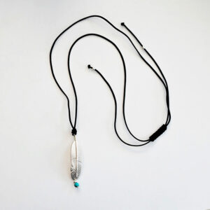 Χειροποίητο ανδρικό κολιέ PERDICA με φτερό από ασήμι 925°, κορδόνι κοσμήματος και δέσιμο macrame. Minimal, αυθεντικό και γεμάτο συμβολισμό.